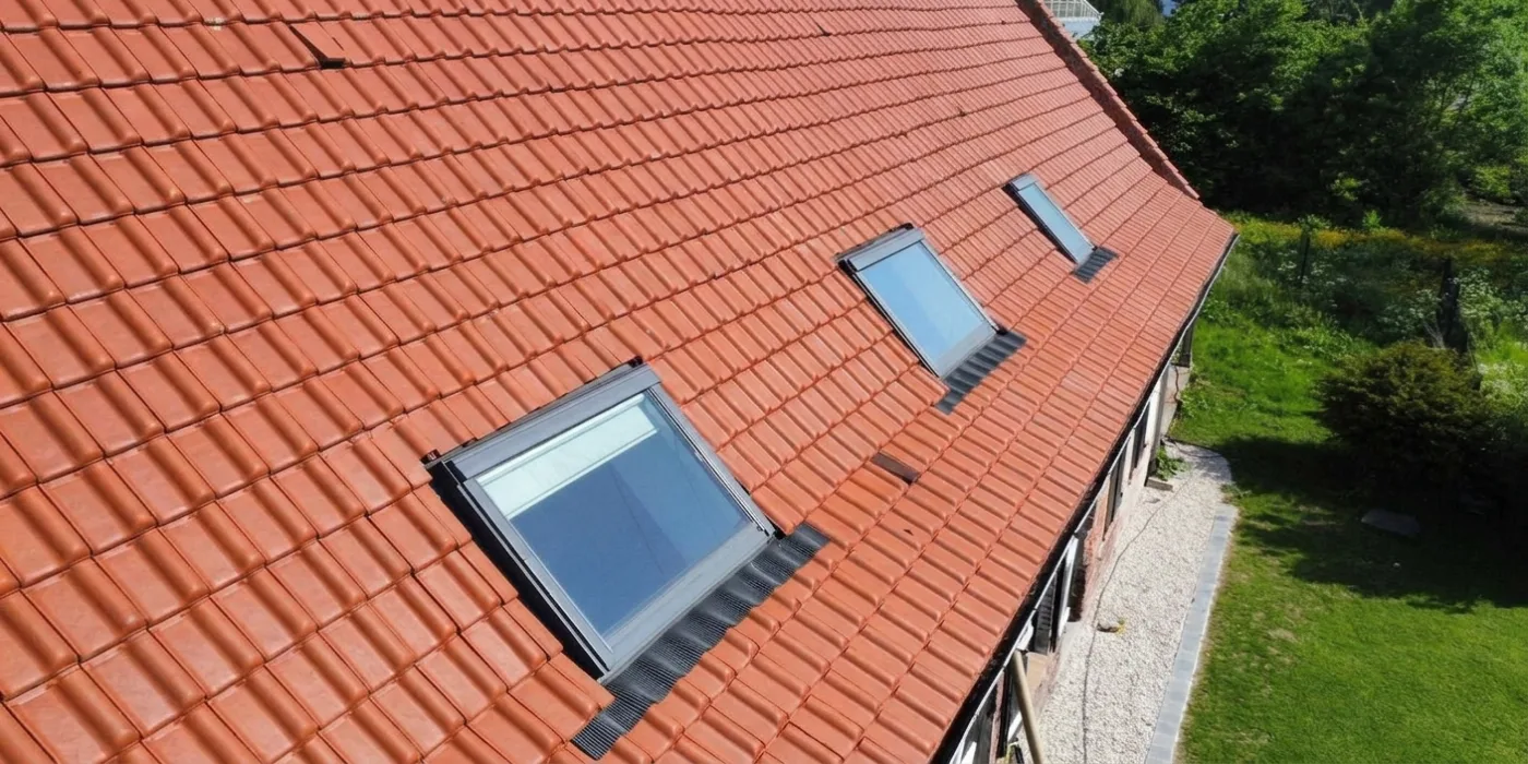 Nettoyage de tuiles dans l'Indre-et-Loire